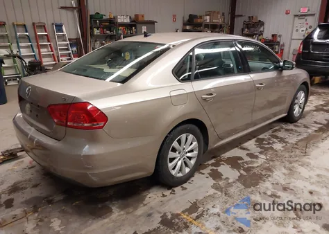 2015 Volkswagen Passat 1.8T Wolfsburg Edition z USA, uszkodzony, nr VIN 1VWAT7A37FC048547